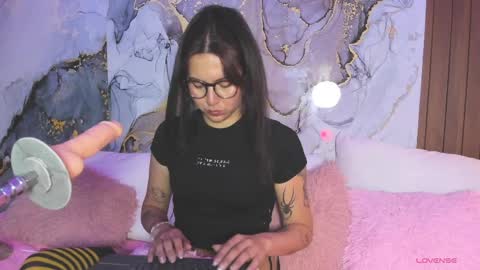 Snapshot of alissa_cute1 chatting on March 30, 8:21 pm Mia online show from March 30, 8:21 pm