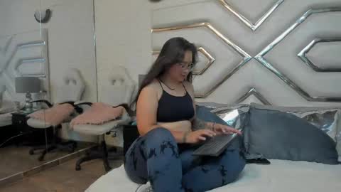 alissbluumm online show from May 27, 7:22 pm