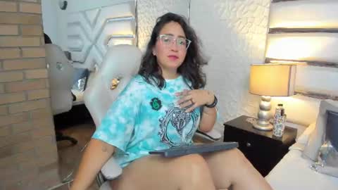 alissbluumm online show from July 9, 11:31 pm