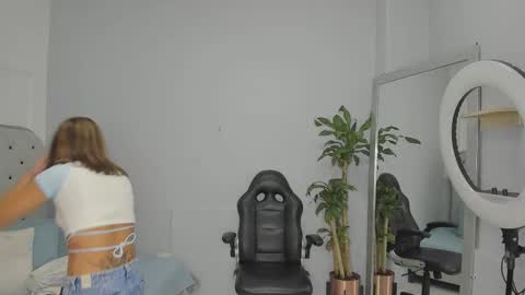 alix_18 online show from September 13, 11:21 am