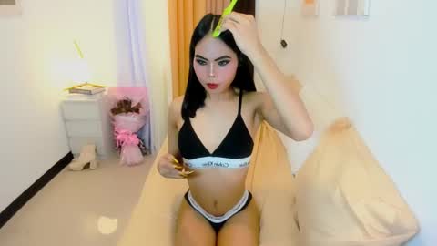 Snapshot of aliyah_bucks chatting on February 23, 7:33 am hello your lovely ALIYAH online show from February 23, 7:33 am