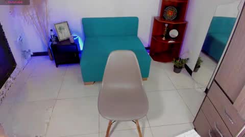 Snapshot of alizee__ chatting on April 18, 11:49 pm Alizee online show from April 18, 11:49 pm