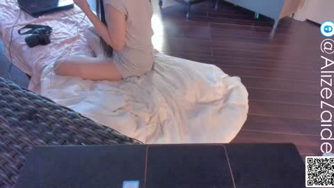 Alize Zaide online show from December 6, 5:44 pm