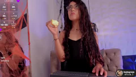 alizza_ online show from October 6, 11:40 am