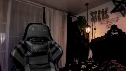 Snapshot of allanhurtss chatting on December 3, 1:30 am online show from December 3, 1:30 am