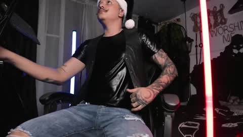 Snapshot of allanhurtss chatting on December 24, 11:55 pm online show from December 24, 11:55 pm