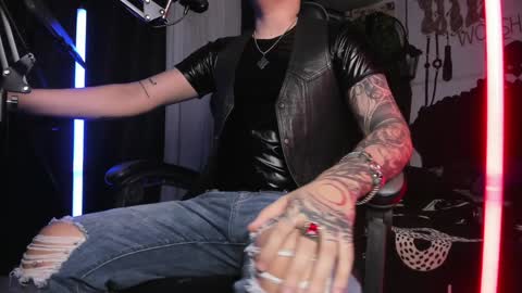 Snapshot of allanhurtss chatting on December 26, 1:18 am online show from December 26, 1:18 am