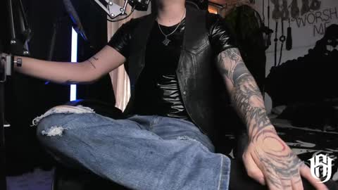 Snapshot of allanhurtss chatting on January 1, 4:39 pm online show from January 1, 4:39 pm