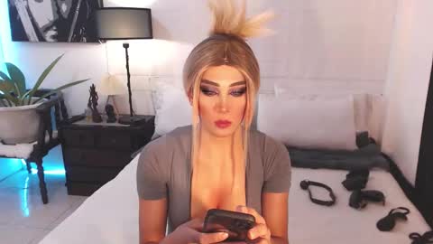 Snapshot of allareillusionxxx chatting on December 15, 12:38 pm Miss Gia online show from December 15, 12:38 pm
