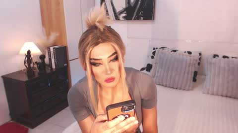 Snapshot of allareillusionxxx chatting on January 19, 6:20 am Miss Gia online show from January 19, 6:20 am