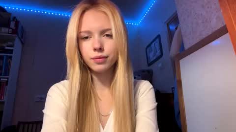Snapshot of allegralenherr chatting on November 18, 9:03 am Lina online show from November 18, 9:03 am