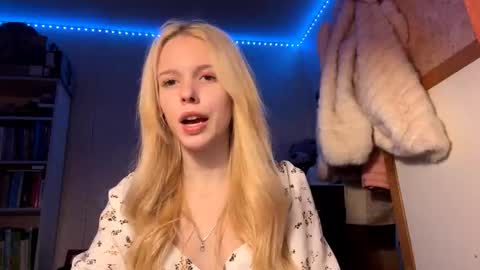 Snapshot of allegralenherr chatting on December 5, 5:42 pm Lina online show from December 5, 5:42 pm