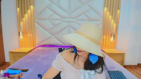 Aliie  online show from October 31, 11:55 am