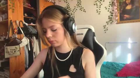 Snapshot of alliehulick chatting on June 21, 3:03 pm Kara online show from June 21, 3:03 pm