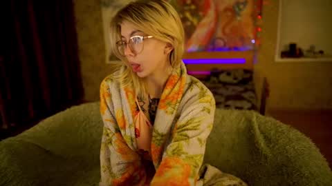 Snapshot of allison_cuty chatting on February 15, 11:36 pm Allison online show from February 15, 11:36 pm