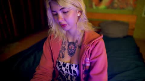 Snapshot of allison_cuty chatting on September 22, 9:17 pm Allison online show from September 22, 9:17 pm