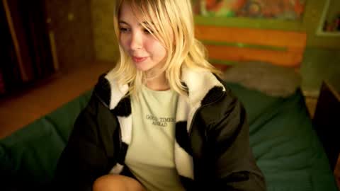 Snapshot of allison_cuty chatting on October 3, 7:00 pm Allison online show from October 3, 7:00 pm