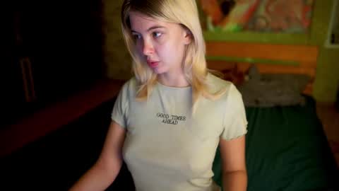 Snapshot of allison_cuty chatting on October 23, 8:40 pm Allison online show from October 23, 8:40 pm