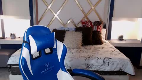Snapshot of allisonlove_88 chatting on January 21, 8:52 am ALLISON online show from January 21, 8:52 am