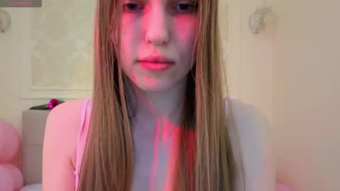 Snapshot of alllura chatting on February 18, 11:44 pm Axi online show from February 18, 11:44 pm