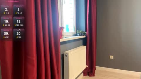 Snapshot of alluring_vibes_69 chatting on December 15, 10:52 am Esme online show from December 15, 10:52 am