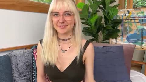 Snapshot of allyelliot chatting on October 9, 6:39 pm Ally Elliot online show from October 9, 6:39 pm