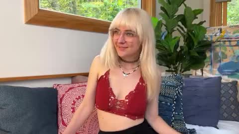 Snapshot of allyelliot chatting on October 13, 5:46 pm Ally Elliot online show from October 13, 5:46 pm