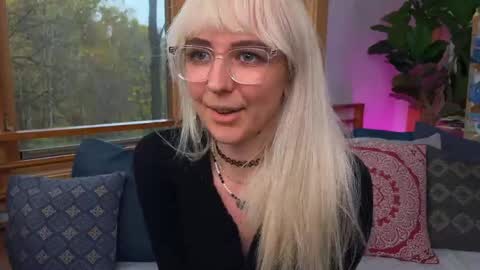 Snapshot of allyelliot chatting on October 28, 8:55 pm Ally Elliot online show from October 28, 8:55 pm