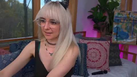 Snapshot of allyelliot chatting on October 30, 9:26 pm Ally Elliot online show from October 30, 9:26 pm