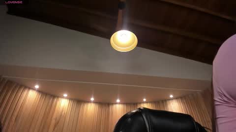 Snapshot of allyjensen chatting on February 25, 10:25 am Alisson online show from February 25, 10:25 am