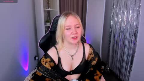 Snapshot of alma_wilson chatting on February 9, 5:08 am Amina online show from February 9, 5:08 am