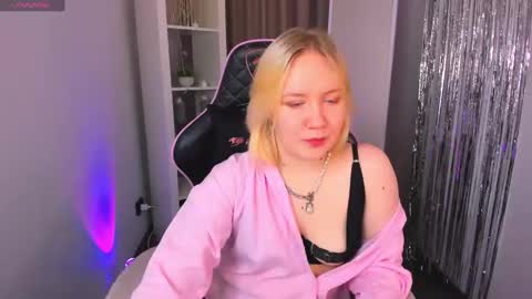 Snapshot of alma_wilson chatting on February 11, 5:05 am Amina online show from February 11, 5:05 am