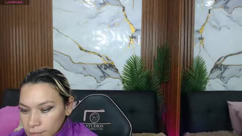 Snapshot of alonddra_tay chatting on May 7, 11:37 am alonddra_tay online show from May 7, 11:37 am
