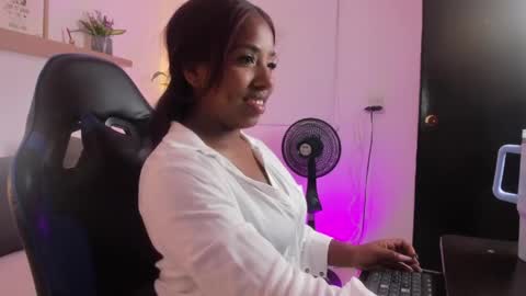 Snapshot of alondra_bernet chatting on June 2, 2:46 am A L O N D R A online show from June 2, 2:46 am