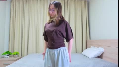 Snapshot of aloreanna chatting on March 19, 3:27 pm Alorenna online show from March 19, 3:27 pm