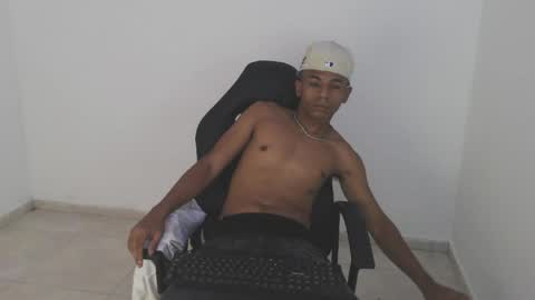 alphas_latins online show from June 14, 2:24 am