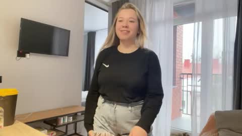 Snapshot of alyrasun chatting on February 27, 6:13 am Al online show from February 27, 6:13 am