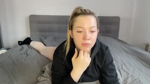 Snapshot of alyrasun chatting on March 18, 6:27 am Al online show from March 18, 6:27 am