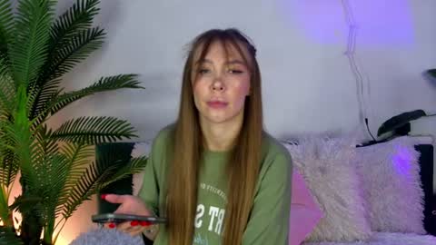 Snapshot of alyson_huxley chatting on June 29, 5:46 pm Alyson online show from June 29, 5:46 pm