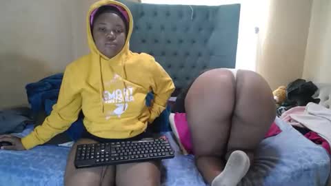 Snapshot of alyssabrownx chatting on May 7, 9:25 am alyssabrownx online show from May 7, 9:25 am
