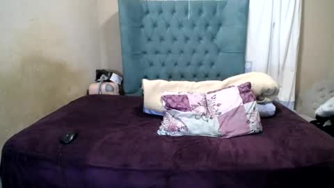 Snapshot of alyssabrownx chatting on June 19, 3:27 pm alyssabrownx online show from June 19, 3:27 pm