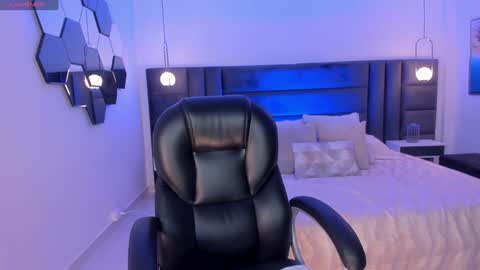 Snapshot of alyssadean_ chatting on February 6, 11:43 am Aly online show from February 6, 11:43 am