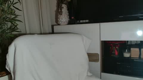 Snapshot of amanda0803 chatting on March 31, 10:37 am Angel or Demon online show from March 31, 10:37 am