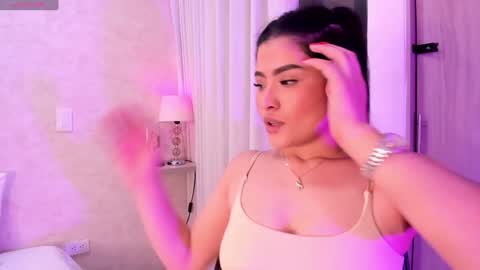 Snapshot of amanda_26 chatting on December 23, 2:35 am Luisa online show from December 23, 2:35 am