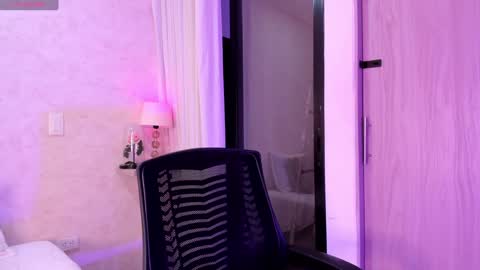 Snapshot of amanda_26 chatting on January 23, 12:04 am Luisa online show from January 23, 12:04 am