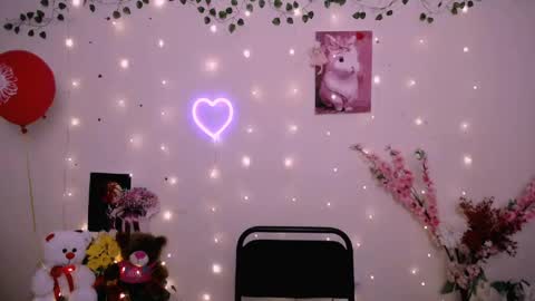 Snapshot of amanda_bright_ chatting on April 9, 11:15 am amanda_bright_ online show from April 9, 11:15 am