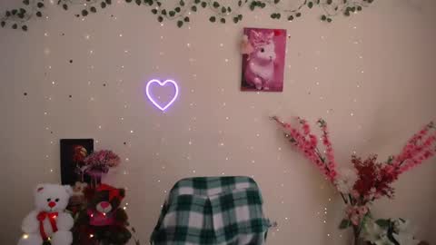 Snapshot of amanda_bright_ chatting on May 6, 10:42 am amanda_bright_ online show from May 6, 10:42 am