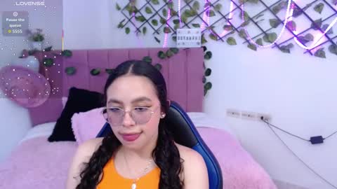 Snapshot of amaris_ferrer chatting on November 17, 10:04 pm Criss online show from November 17, 10:04 pm