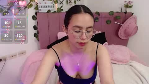 Snapshot of amaris_ferrer chatting on December 1, 1:43 am Criss online show from December 1, 1:43 am