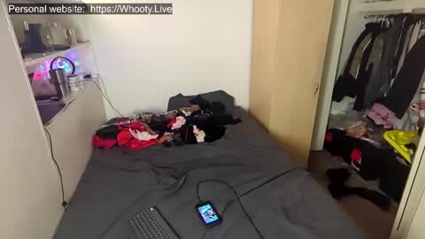Snapshot of amateurchick chatting on December 7, 5:15 am Kissra online show from December 7, 5:15 am